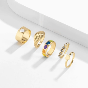 Set di cinque anelli hip hop dorati con cuore traforato e dettagli in strass luminosi