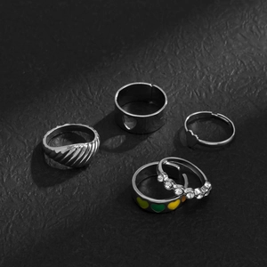 Set di 5 anelli da uomo stile hip-hop con cuori traforati e finiture in smalto colorato