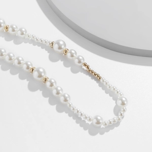 Modieuze heren parelketting met witte parels en gouden metalen kralen combinatie