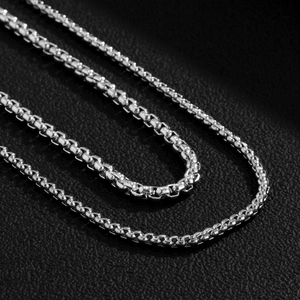 Vista macro della collana a catena box argento lucido con maglie metalliche ed alta brillantezza