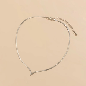 Detalle del collar con colgante en V plateado con cadena de serpiente plana y cierre de langosta