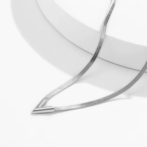 Collar de cadena de serpiente en V plateado con un acabado de metal pulido minimalista