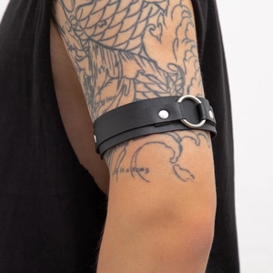 Dettaglio di un bracciale da braccio in pelle PU nera stile punk con anello in metallo