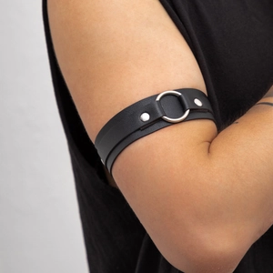 Bracciale da braccio punk minimalista in pelle PU nera con anello in metallo argento