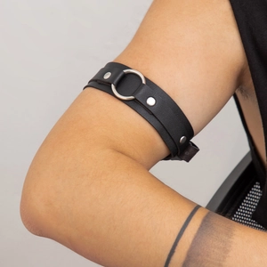 Fascia da braccio punk in pelle PU nera con grande anello di metallo e rivetti