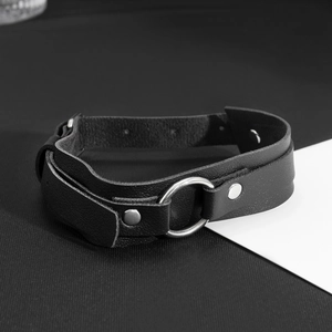 Dettaglio del choker punk in pelle PU nera con anello a O in metallo e borchie lucide