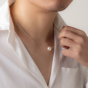 Elegante Herren-Perlenkette mit 18K vergoldeter Kette am Model für minimalistischen Stil