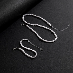 Detalle de conjunto de collar y pulsera de perlas barrocas con cierres de plata en cuero