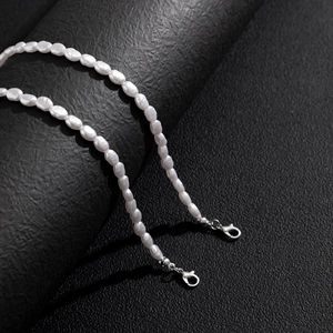 Vista detallada de collar de perlas barrocas con cierre de langosta plateado en negro