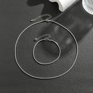 Vista dettagliata del set collana e bracciale a catena a serpente argento con chiusure