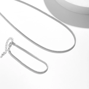 Set collana e bracciale a catena serpente d'argento lucido con chiusura a moschettone