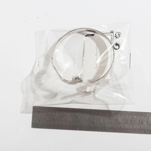 Dettaglio del bracciale a serpente regolabile argento con trama a scaglie e scala graduata