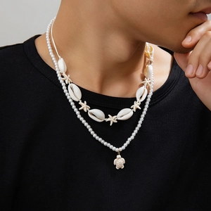 Collier double rang en perles et coquillages avec pendentifs tortue et étoile de mer