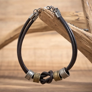 Bracciale in pelle retrò per uomo con anelli metallici vintage e design con nodi