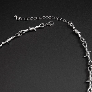 Dettaglio della collana hip-hop a filo spinato con chiusura a moschettone e catenina