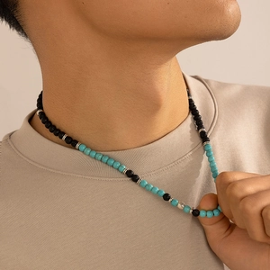 Dettaglio della collana da uomo in pietra vulcanica con turchese e accenti in argento