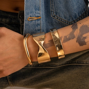Set di tre bracciali rigidi dorati lucidi con design minimalista e a nodo intrecciato