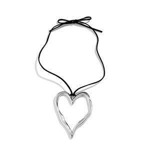 Dettaglio del pendente a cuore d'argento su cordino nero con un elegante fiocco decorativo