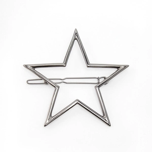 Minimalistische sternförmige Haarklammer aus Metall in Gunmetal-Optik auf weißem Grund