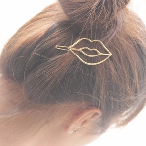 Minimalist gold alloy lip shaped hair clip shown on a person's hairstyle for decoration