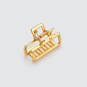Dettaglio della clip per capelli rettangolare geometrica oro opaco con molla in metallo