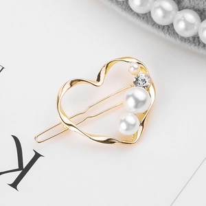 Elegant gold heart hair clip featuring white pearls and a bright rhinestone decoration