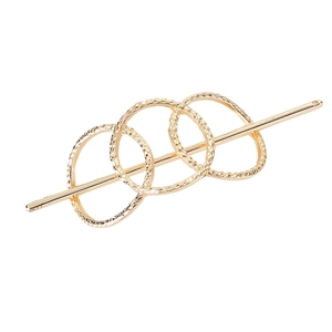 Minimalistische goldene Haarnadel mit gehämmerter Textur und runden Metallringen