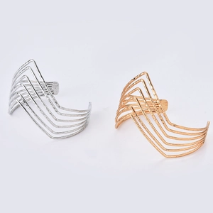 Set van gouden en zilveren punk-armbanden met een gehamerde V-vormige metalen textuur
