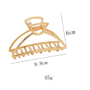 Dettaglio molletta per capelli in metallo dorato con dimensioni di 9,8 cm e 6 cm