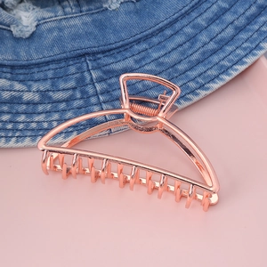 Molla per capelli in metallo oro rosa traforata su sfondo di cappello in denim di moda