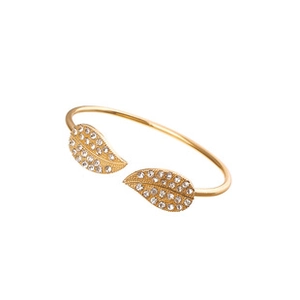 Détail d'un bracelet jonc ajustable doré avec éléments en feuilles de cristal