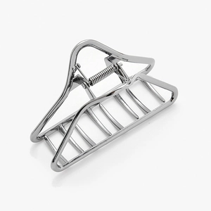 Pince à cheveux minimaliste en métal argenté avec design géométrique triangle évidé