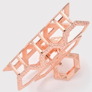 Grosse pince à cheveux rose doré avec design hexagonal et texture métallique martelée