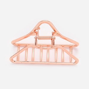 Vue détaillée d'une pince à cheveux géométrique en métal or rose au design ajouré