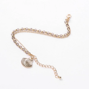 Vue détaillée du bracelet double rang à perles avec breloque coquillage et chaînette