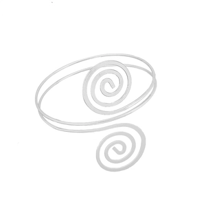 Dettaglio macro di un bracciale da braccio geometrico argento con spirale e design aperto