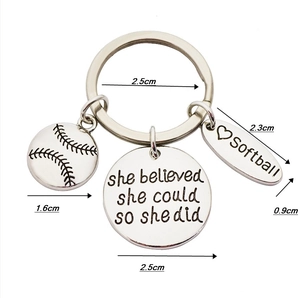 Detail eines Schlüsselanhängers mit motivierendem Spruch und Softball-Anhängern aus Metall