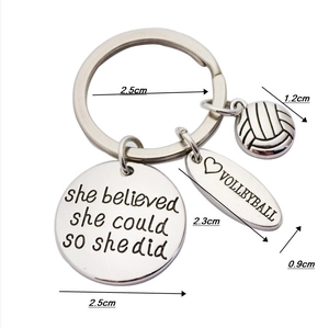 Details vom Volleyball Schlüsselanhänger mit Spruch und Maßen des gravierten Anhängers