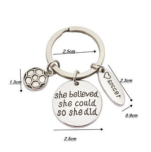 Detail von Fußball Schlüsselanhänger mit she believed Gravur und Größenangaben in Silber