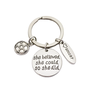 Silberner Fußball Schlüsselanhänger mit She Believed She Could So She Did Gravur Anhängern