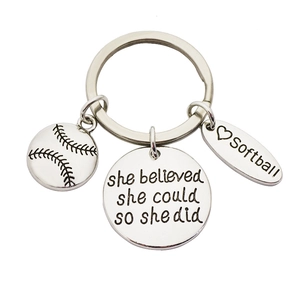 Silberner Softball Schlüsselanhänger mit she believed she could Gravur und Herz Anhänger