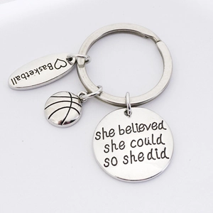 Silberner Edelstahl Basketball Schlüsselanhänger mit motivierender Gravur für Damen