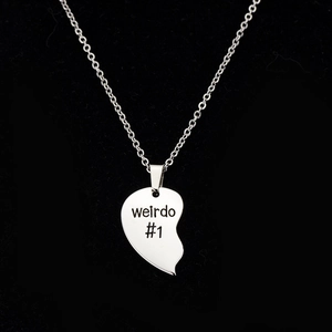 Collana con mezzo pendente a cuore e incisione weirdo #1 su sfondo di velluto nero