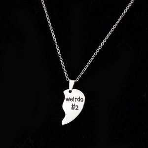 Collana a cuore argentata con incisione weirdo #2 su sfondo di velluto nero
