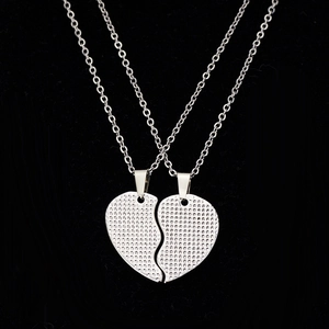 Collana puzzle a cuore in argento da due pezzi per migliori amiche su velluto