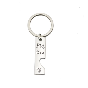 Détail d'un porte-clés décapsuleur Big Bro en argent avec gravure de petit garçon