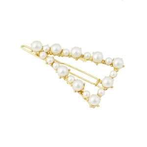 Barrette dorée triangulaire élégante ornée de perles blanches sur un cadre géométrique
