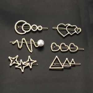 Détail d'un lot de 6 barrettes dorées avec perles artificielles aux formes géométriques