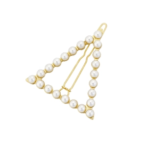Elegante pasador de pelo triangular dorado con perlas blancas y diseño geométrico minimalista