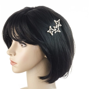 Vue détaillée d'une pince à cheveux étoile dorée avec perles blanches sur un mannequin